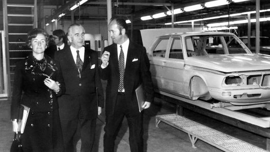 허버트 퀀트(사진 가운데) 대주주가 독일 딩골핑에 위치한 BMW 생산시설의 오픈 기념식에서 BMW 관계자들과 공장을 둘러보고 있다. [BMW파운데이션 허버트퀀트 갈무리]