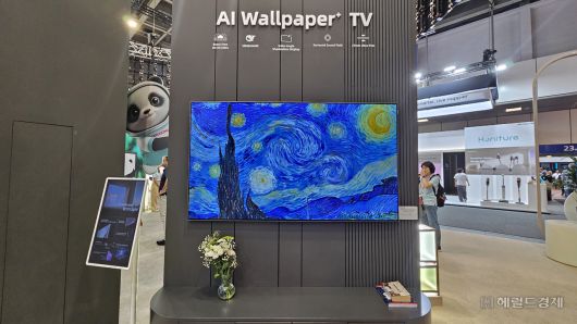 중국 가전기업 창홍은 월페이퍼(Wallpaper) TV를 내놨다. 베를린=박지영 기자.