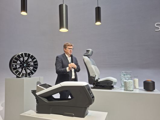 위르겐 프로에스키 BMW그룹 지속가능성 차량 프로젝트 총괄이 5일 열린 행사에서 BMW의 친환경 소재를 소개하고 있다. [뮌헨=김성우 기자]