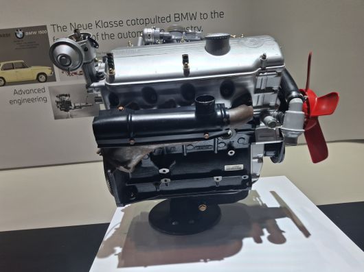 5일(현지시간) 뮌헨에서 열린 iX3 월드 그랑프리 현장에 전시된 BMW 1500 탑재 4기통 엔진 [뮌헨=김성우 기자]