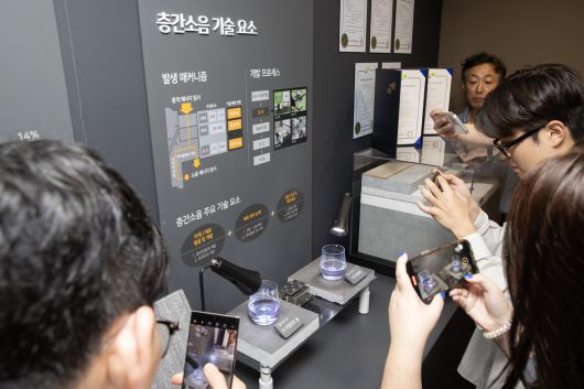 현대건설의 H 사일런트 홈과 기존 완충재와의 진동 비교 사진. 현대건설 제공