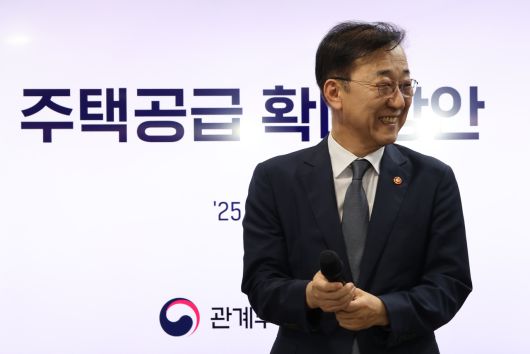 김윤덕 국토교통부 장관이 7일 정부서울청사에서 부동산 주택공급 확대방안 브리핑에 앞서 마이크를 들고 있다. [연합]