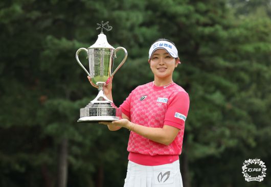유현조가 7일 KLPGA 투어 시즌 세번째 메이저 KB금융 스타챔피언십에서 2연패한 뒤 우승컵을 들고 있다.    [KLPGA 제공]