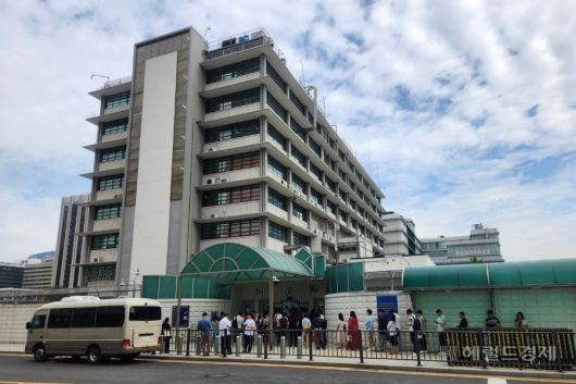 8일 오전 9시께 서울 종로구 미국대사관 앞 비자 면접을 위한 대기줄. 이영기 기자.