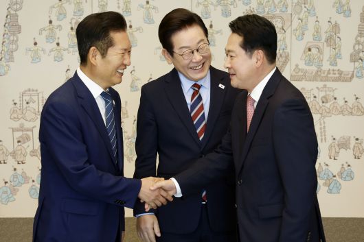 이재명 대통령이 8일 용산 대통령실에서 여야 지도부 오찬 회동에 참석한 정청래 더불어민주당 대표와  장동혁 국민의힘 대표가 악수하는 모습을 보고 있다. 2025.9.8 [대통령실통신사진기자단]