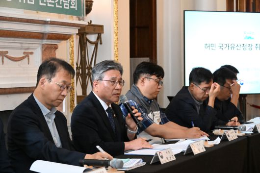 허민 국가유산청장이 8일 서울 중구 덕수궁 석조전에서 취임 기자간담회를 하고 있다. [국가유산청]