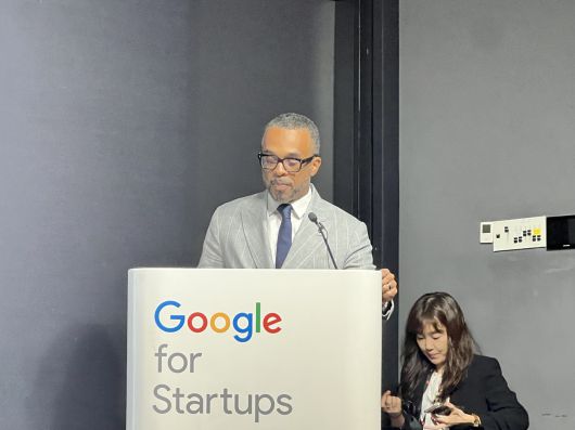 크리스 터너 구글 대외협력 정책 지식 및 정보 부문 부사장이 9일 서울 강남구 구글 스타트업 캠퍼스에서 열린 구글 지도 기자간담회에서 발표를 하고 있다.  박혜림 기자