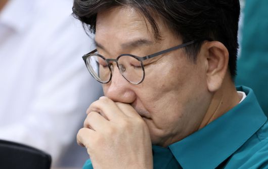 국민의힘 권성동 의원이 9일 강원 강릉시청을 방문해 지역 가뭄 피해 상황을 점검하며 생각에 잠겨 있다. [연합]