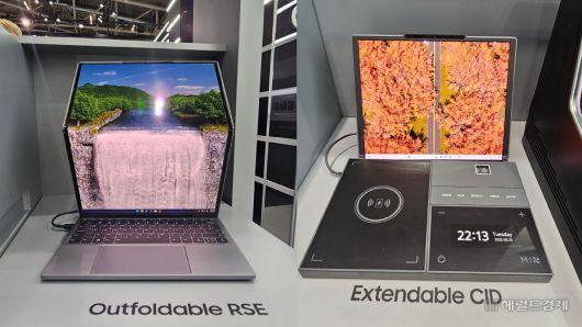 9일(현지시간)부터 닷새간 독일 뮌헨에서 열리는 세계 최대 모빌리티 전시회 ‘IAA 모빌리티 2025’ 삼성디스플레이 부스에 폴더블 디스플레이를 적용한 레노버의 노트북이 전시 돼 있다. 뮌헨=박지영 기자.
