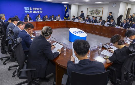 8일 국회에서 열린 더불어민주당 3대 특검 종합 대응특위 전체 회의 모습. [연합]