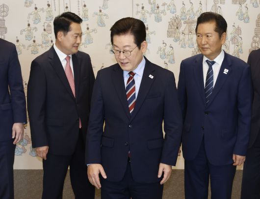 이재명 대통령이 8일 용산 대통령실에서 여야 지도부 오찬 회동에 참석한 더불어민주당 정청래 대표, 국민의힘 장동혁 대표와 기념촬영 후 자리로 이동하고 있다. 2025.9.8 [대통령실통신사진기자단]