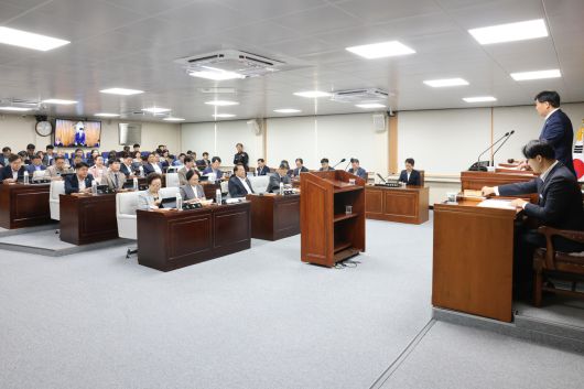 영주시 의회가  8일간 열린 제295회 임시회를 마무리하고, 총 11건의 안건을 심의·의결했다. 사진은 김병기 의장이 임시회 페회를 선언하고 있다.[영주시 의회 제공]