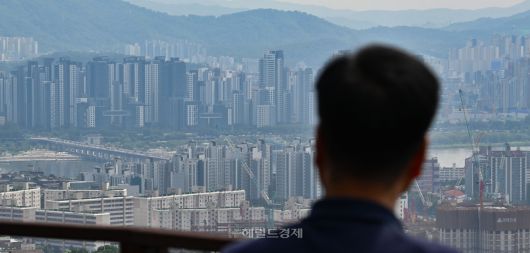 서울 남산에서 바라본 용산 및 강남 아파트의 모습이다. [임세준 기자]