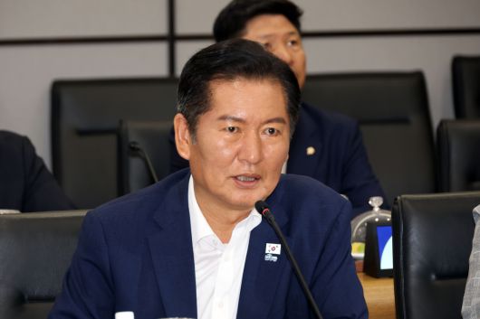 정청래 민주당 대표가 10일 경기 평택 삼성전자 평택캠퍼스에서 열린 반도체산업 발전을 위한 현장 간담회에서 인사말을 하고 있다. [연합]