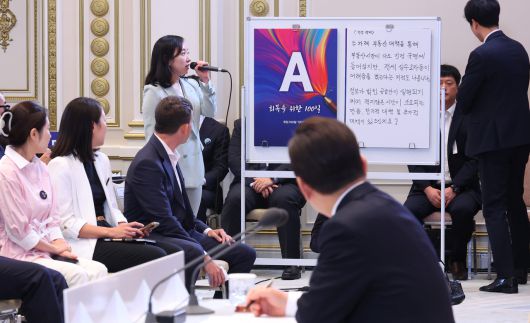 이재명 대통령이 11일 청와대 영빈관에서 열린 취임 100일 기자회견에서 질문 내용을 보고 있다. [연합뉴스]