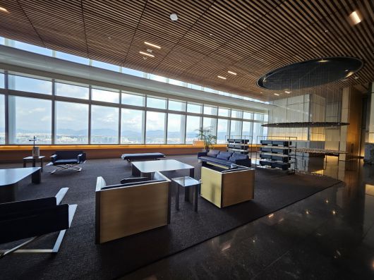 시그니엘 레지던스 42층 라운지 전경. 서울 전경이 보이는 이곳은 입주민 전용 출입증이 있어야 이용 가능하다. [서정은 기자]