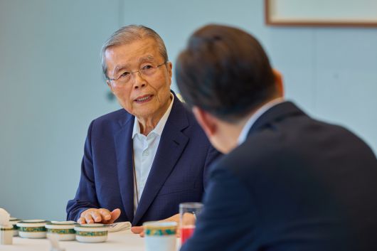 이재명 대통령이 17일 서울 용산 대통령실 청사에서 김종인 전 국민의힘 비상대책위원장과 오찬 회동을 하고 있다. 2025.7.17 [대통령실 제공]