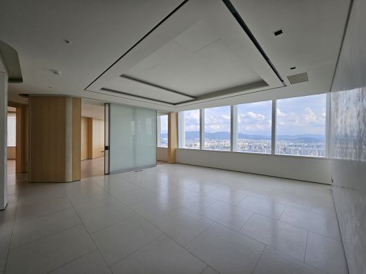 시그니엘 레지던스 지하 주차장에 슈퍼카가 늘어서 있는 모습 [서정은 기자]