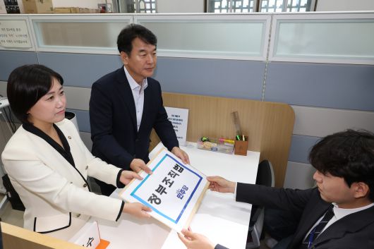 지난 12일 서울 여의도 국회 의안과에서 문진석(오른쪽) 더불어민주당 원내수석부대표, 백승아 원내대변인이 정부조직법 개정안을 제출하고 있다. [연합]