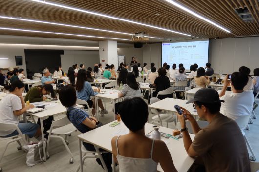 지난 8월 31일 서울환경연합이 개최한  ‘서울시 가로수 계획 모니터링’에 참석한 서울시민 64명이 2025년 연차별 가로수 계획을 평가·분석하고 있다.[서울환경연합 제공]