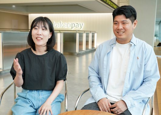 지난 9일 경기도 성남시 카카오 판교아지트에서 김은지(왼쪽) 머니코어서비스 유닛장, 김응수 틴즈넘버 담당자가 카카오 틴즈머니 이용자인 10대의 특징에 대해 인터뷰 하는 모습. [카카오페이 제공]