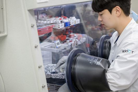 이도형 학생연구원이 전구체 용액을 기판에 떨어트리고 회전시켜 얇게 코팅시키고 있다.[한국화학연구원 제공]