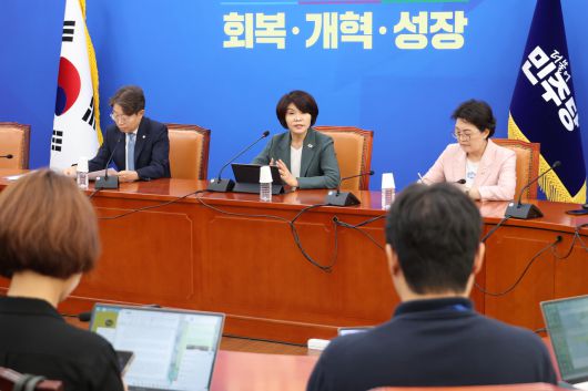 한정애 더불어민주당 정책위의장이 14일 서울 여의도 국회에서 정부조직 개편 등 현안 관련 기자간담회를 하고 있다.      왼쪽부터 최기상 정책위 사회수석부의장, 한정애 정책위 의장, 권향엽 대변인. [연합]