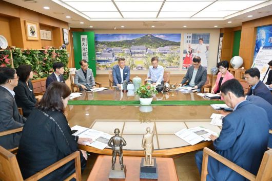 15일 김학동 예천군수등 관계공무원이  경북도청에서 이철우 지사와의  면담을 갖고 도청신도시 성장 동력 확보를  위한 지원을 요청했다.[예천군 제공]