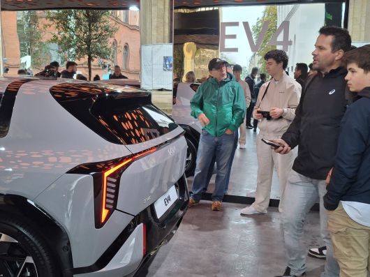 기아 EV4 후미를 독일 현지 관람객들이 확인하고 있다. [뮌헨=김성우 기자]