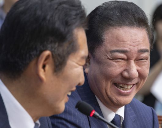 더불어민주당 정청래 대표와 김병기 원내대표가 15일 국회에서 열린 최고위원회의 도중 서로 활짝 웃고 있다.     정 대표는 최고위 공개 발언을 끝내면서 김 원내대표에게 지난 주 여야 원내 협상을 두고 당내 갈등이 표면화 된 것을 사과 발언을 했고 김 대표도 활짝 웃으며 손을 내밀어 악수했다. [연합]