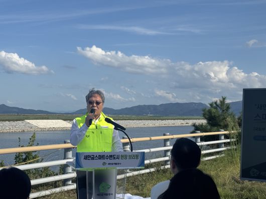 지난 11일 나경균 새만금개발공사 사장이 전북 김제시 수변도시 부지 인근에서 사업 계획을 설명하고 있다. 신혜원 기자