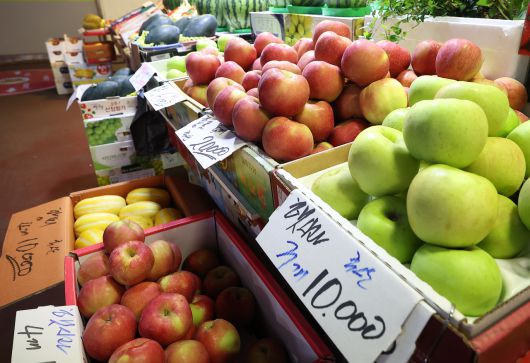 서울 시내 한 전통시장에 사과가 진열돼 있다. [연합]