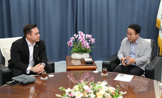 지난 12일 박성호(오른쪽) 부진경제구역청장이 로날드 해든 영국 로얄러셀스쿨 부산캠퍼스 설립추진단장과 부산캠퍼스 설립 진행 상황과 운영 방향 등을 협의하고 있다. [부진경자청 제공]