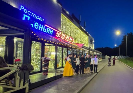 사진을 찍고 있는 평양 식당의 북한 직원들 [NK뉴스]