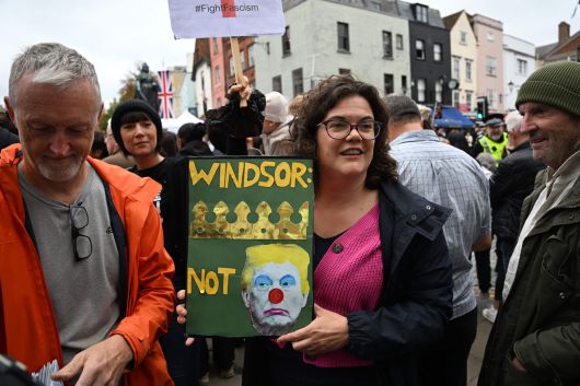 17일(현지시간) 윈저성 인근에 관광객들이 도널드 트럼프 미국 대통령의 국빈방문을 반대하는 시위가 벌어지고 있다. [AFP]