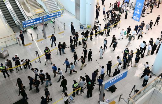 미국 이민당국에 의해 조지아주에 구금됐던 한국인 근로자들이 지난 12일 인천국제공항 제2여객터미널 입국장을 나서고 있다. [연합]