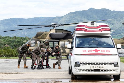 한미연합군사령부가 18일 진행한 연합•합동 의무지원훈련 중 한국 의무 요원이 미군 외상 환자를 수리온에서 앰뷸런스로 옮기고 있다. [김병문 국방일보 기자 제공]