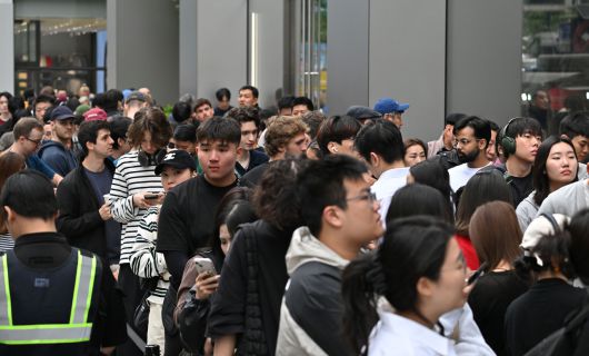 애플 아이폰17 시리즈 국내 공식 출시일인 19일 오전 서울 중구 명동 애플스토어 입구에 고객들이 입장을 기다리고 있다. 임세준 기자