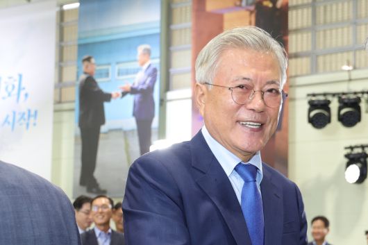 문재인 전 대통령이 19일 경기도 파주시 캠프 그리브스에서 열린 9.19 평양공동선언 7주년 기념 행사에서 참석 내빈들과 인사를 나누며 자리로 이동하고 있다. [연합]