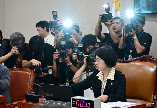 추미애 국회 법사위원장이 지난 16일 오전 서울 여의도 국회에서 열린 법제사법위원회 전체회의에 참석해 회의 시작을 알리는 의사봉을 두드리는 모습. 이상섭 기자