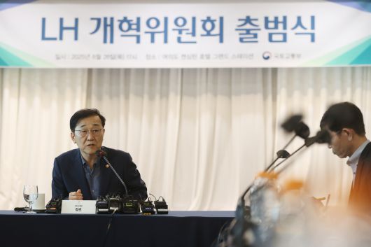 김윤덕 국토교통부 장관이 28일 서울 영등포구 켄싱턴호텔에서 열린 ‘LH 개혁위원회 출범식’에서 인사말을 하고 있다. [연합]