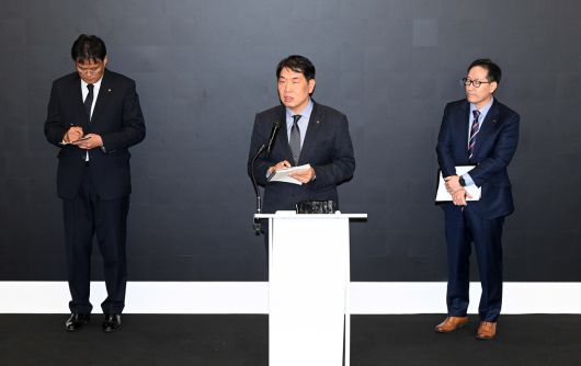 KT 주요 경영진들이 11일 서울 종로구 KT 광화문빌딩 웨스트 사옥에서 열린 소액결제 피해 관련 기자 브리핑에서 질의응답하고 있다. 2025.9.11 [연합]