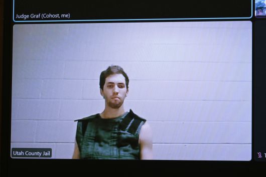 미국 유타주 프로보의 제4사법지방법원에서 찰리 커크 암살 사건 용의자 타일러 로빈슨이 사진을 촬영하고 있다. [EPA]