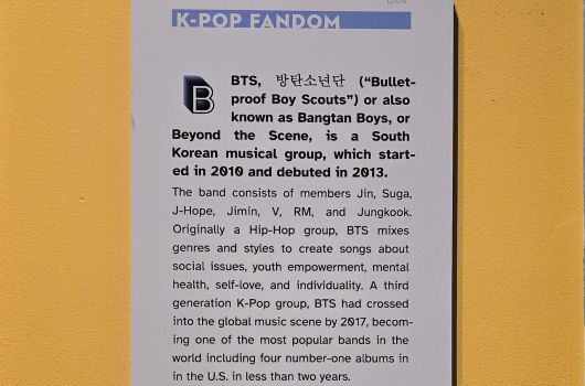 매우 빠르게 글로벌팬덤을 형성한 BTS 이야기가 시애틀 MOPOP에 걸려 있다.