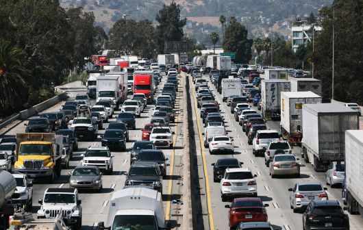 지난 23일(현지시간) 미국 캘리포니아주 로스앤젤레스에서 현충일 주말을 앞두고 5번 주간 고속도로에서 차량들이 주행하고 있다. [게티이미지]