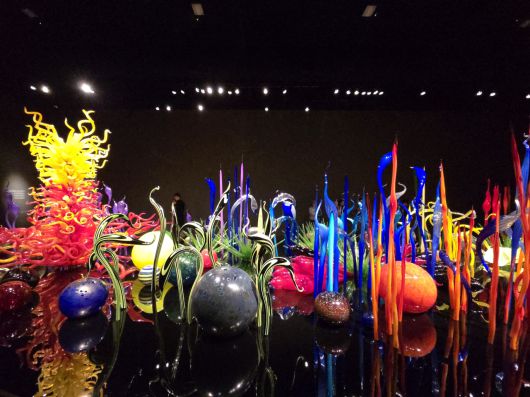 시애틀 ‘치훌리 가든’의 정원과 꽃 주제 유리공예 대작