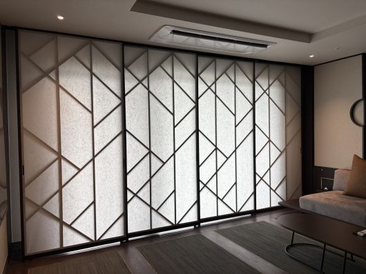 소노캄 경주 프리미어 스위트 객실 창호 모습. 전통 한지 느낌으로 완성됐다. 강승연 기자