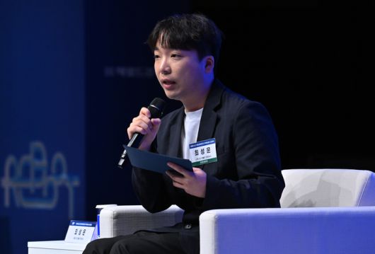 최성운(왼쪽부터) 스튜디오 언볼트 프로듀서, 송길영 작가, 이지영 울산과학기술원 인공지능대학원 특임교수가 24일 서울 중구 신라호텔 다이너스티홀에서 열린 헤럴드 기업포럼 2025스페셜 세션에서 ‘AI와 미래의 삶’을 주제로 대담을 나누고 있다. 임세준 기자