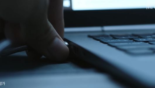 넷플릭스 오리지널 콘텐츠 ‘스마트폰을 떨어뜨렸을 뿐인데’ 예고편 중 한 장면. 사진은 기사 내용과 무관함. [넷플릭스 공식 유튜브 갈무리]