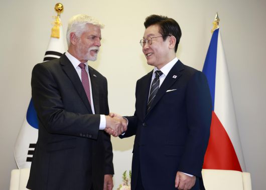 이재명 대통령과 페트르 파벨 체코 대통령이 23일(현지시간) 미국 뉴욕 유엔본부에서 정상회담에 앞서 악수하고 있다. [연합]